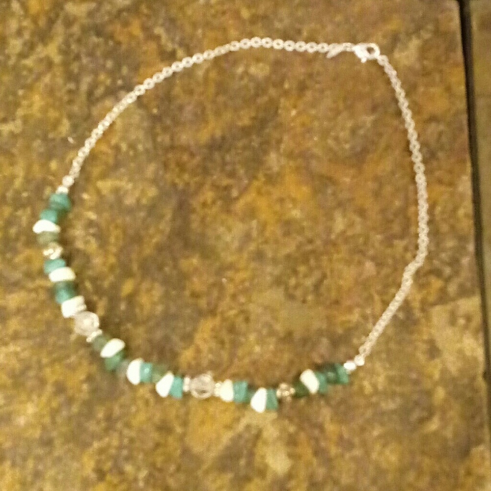 Ladies fashion necklace/ w/green & white stones